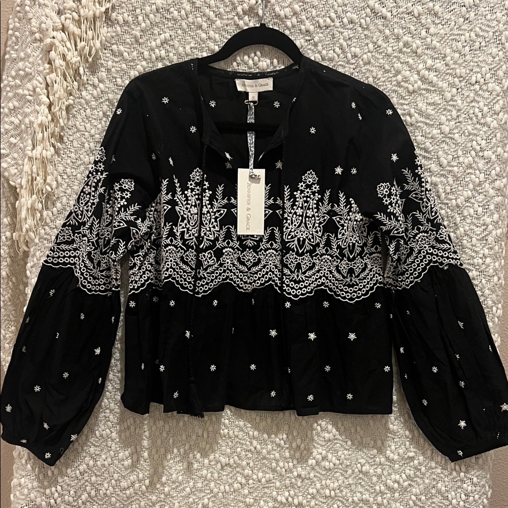 Jennifer & Grace Black and White Floral Embroidered Blouse New with Tags